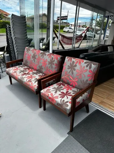 Conjunto de estofado em madeira. Ótimo estado de conservação !