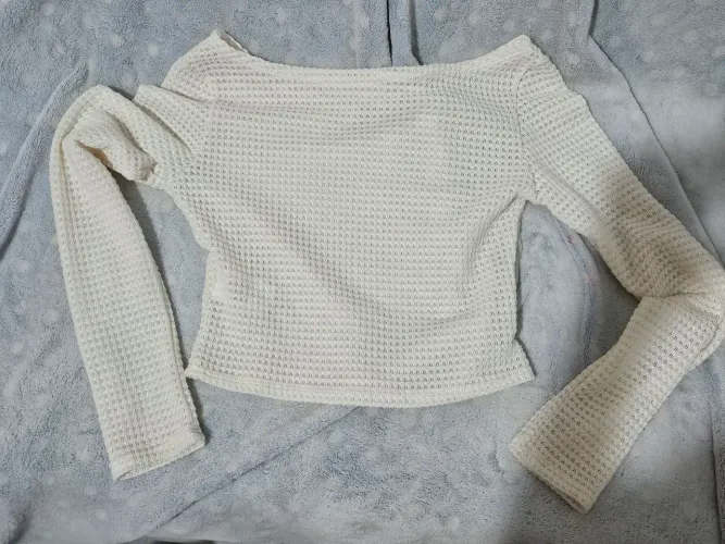 Coolane Camiseta Feminina de Manga Longa com Ombros à Mostra e Listras em Contraste