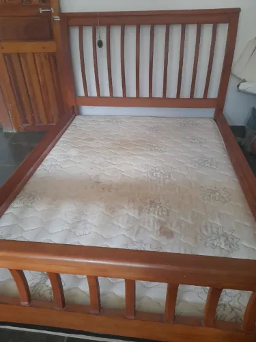 Cama de Madeira maciça em Ótimo estado com Colchão Usado