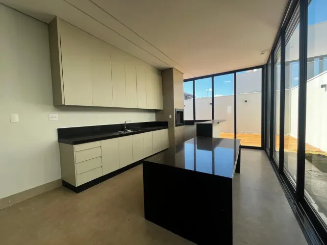 Casa para locação ou venda no Condomínio Tamboré em Uberlândia
