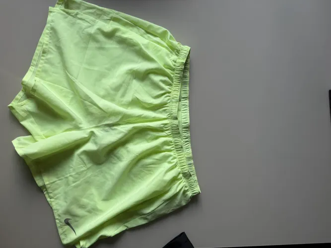 SHORTS NIKE TECH GG AMARELO