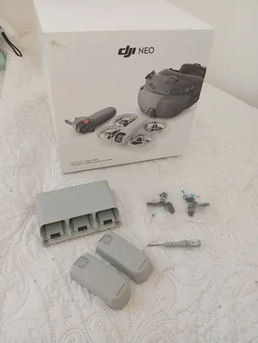 2 baterias + Carregador + 2 hélices DJI neo