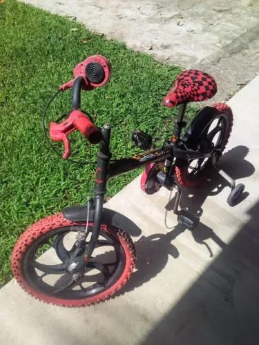 Bicicleta infantil Caloi Hot Wheels Aro 16 com rodinhas.