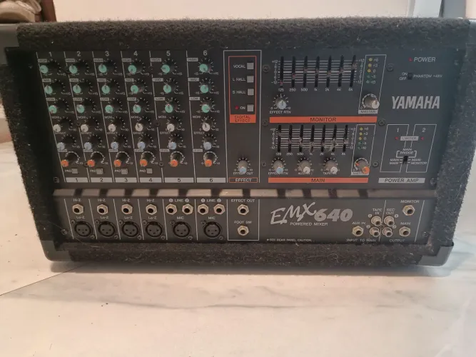 Mesa de som amplificada Yamaha EMX 640 (mixer amplificado)