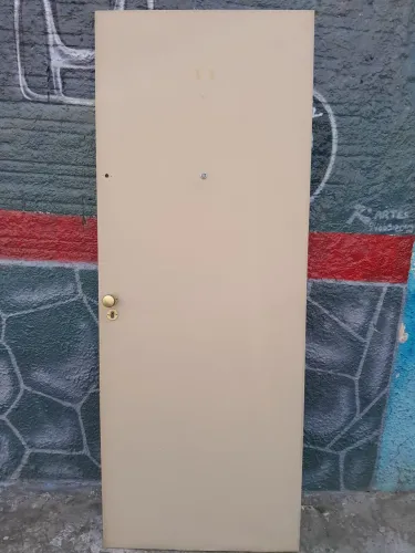 Folha de Porta de Madeira Usada Padrão 2,10 x0,80 com Olho Mágico 