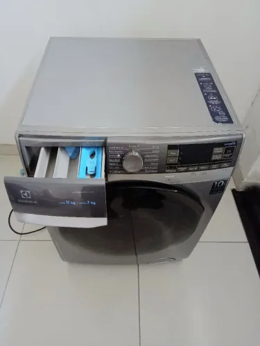 Lava e Seca Electrolux UltimateCare 11kg/7kg Inverter - Muito Conservada