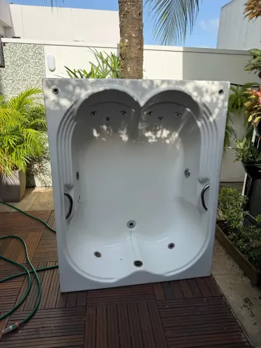 Banheira de Hidromassagem 1,20 × 1,50 m com Bomba Inclusa