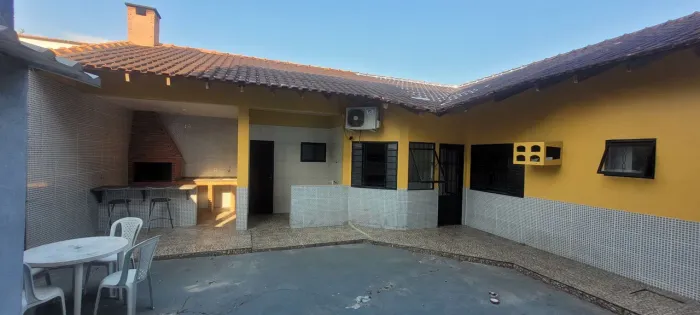 Casa com suíte e área de lazer