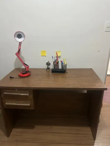 Escrivaninha com 2 gavetas