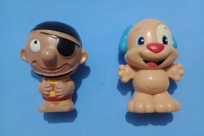 Lote 2 figuras ação pula pirata e Fischer price