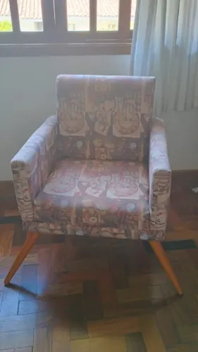 Poltrona Vintage Retrô com Pés Palito - Confortável e Estilosa!