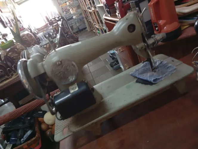 Máquina de costura vintage retrô toda em metal antiga