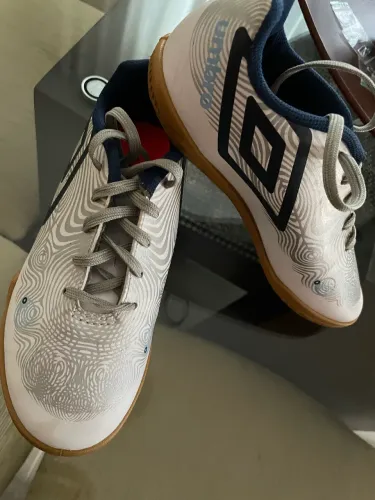 TAM 33 chuteira umbro está novinha $ 50
