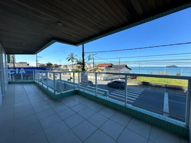 Apartamento com vista mar disponível para locação anual no Centro de Balneário Piçarras/SC