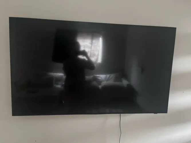 Smart TV Samsung com a tela trincada.