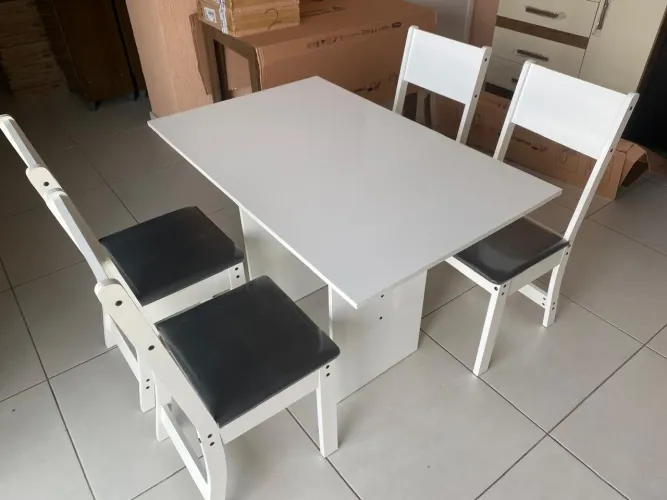 Mesa com 4 cadeiras - entrego