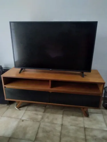 Rack pra TV Mobly madeira maciça 120cm