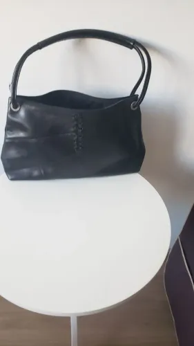 Duas bolsas de couro preta