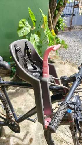 Cadeirinha de bicicleta para bebê.