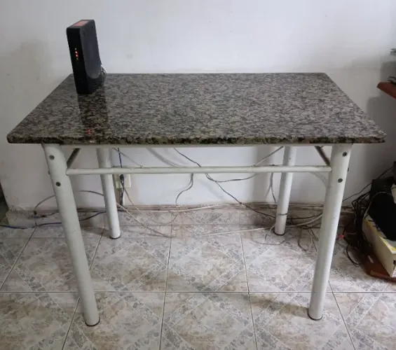 Mesa de cozinha retangular, com base de ferro e tampo de granito 