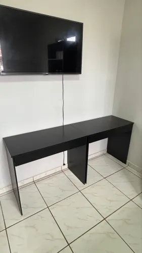 VENDO KIT: ESTANTE + 2 MESAS PRETA