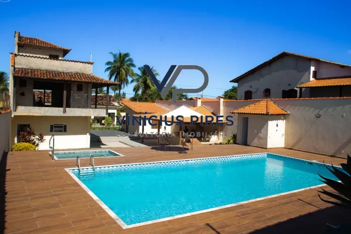 À venda casa a apenas 350 m da praia e lagoa em Saquarema, com amplo terreno, piscina e ár