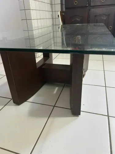 Mesa de centro com tampo de vidro