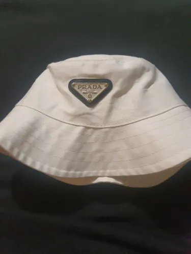 Chapéu  bucket prada branco