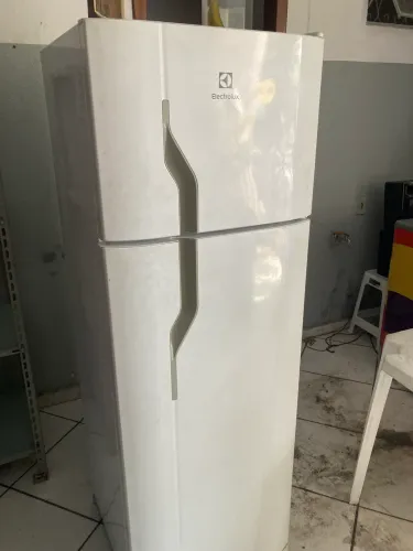 Geladeira eletrolux 260 litros