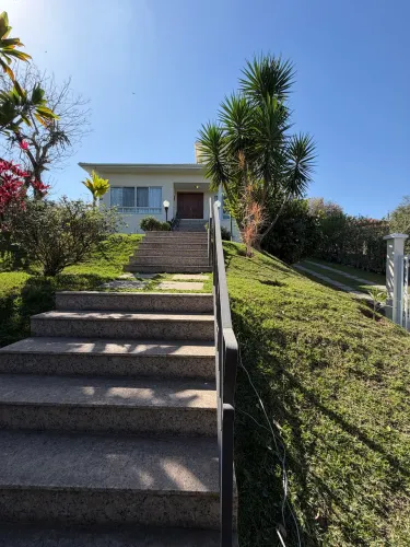 Casa com 4 suítes e piscina