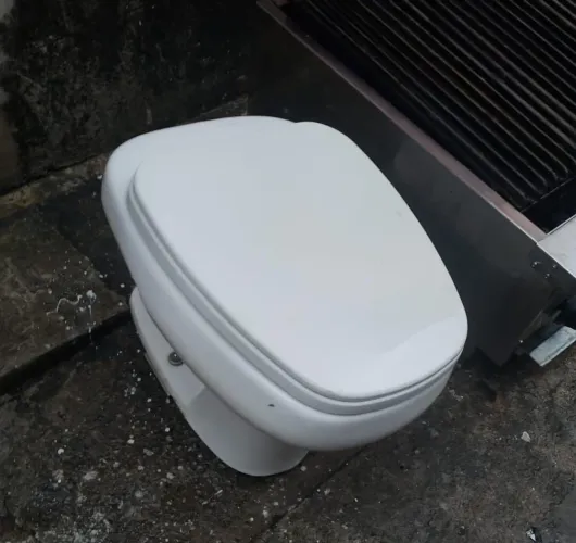 Vaso sanitário quadrado com assento 