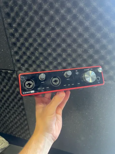 INTERFACE DE ÁUDIO FOCUSRITE 4i4 3 GERAÇÃO 
