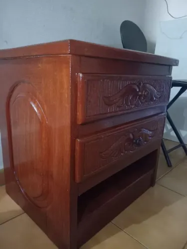 Mesa de Cabeceira de Madeira.