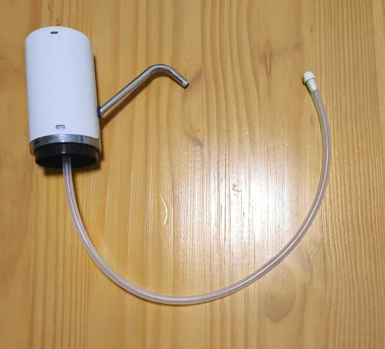 Bomba elétrica de água recarregável Momo Lifestyle com carregador