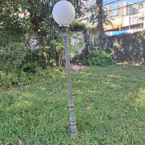 2 postes de jardim em ferro fundido