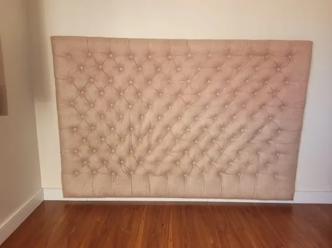 cabeceira de cama estofada em estilo capitonê