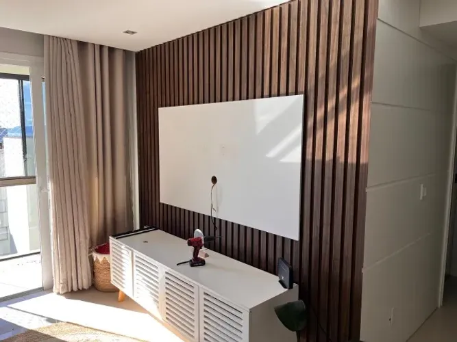 Painel Ripado MDF Amadeirado + Painel de TV - 4 placas | R$ 1.000