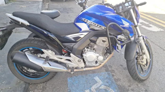 Honda CBX Twister azul com baú completa