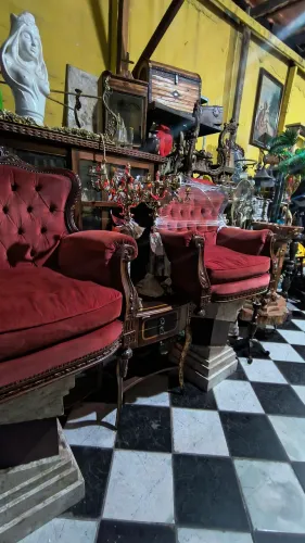 Conjunto de Sofá LUIZ XV na cor veludo vermelho.