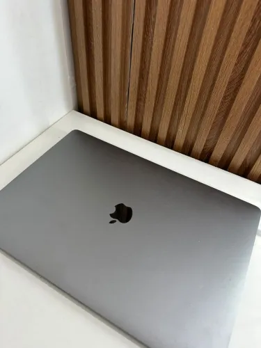 MacBook Pro 2019 16" Pol