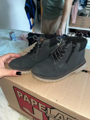 Roupas e sapatos infantil.