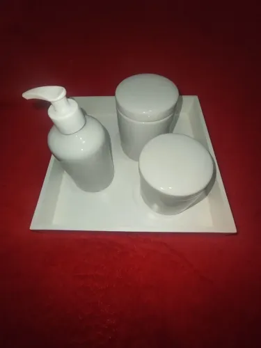 Kit Higiene Bebê em Porcelana Branca com Bandeja - Elegante e Conservado