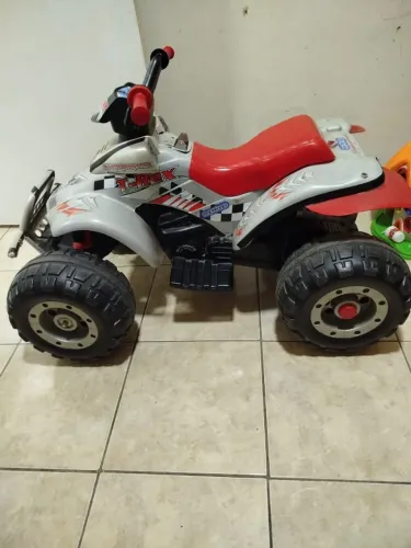 Quadriciclo elétrico com 2 velocidades para frente, ré não funciona, sem carregador.