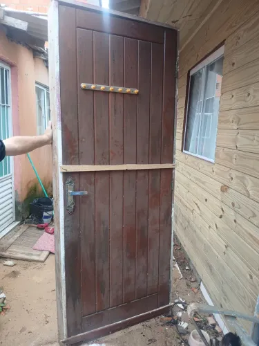 Vendo porta externa angelim pedra com forra e fechadura 80 por 2.10