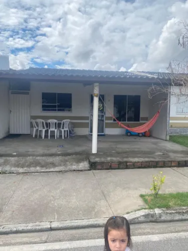 Vendo casa no Condomínio Grande Jardim 