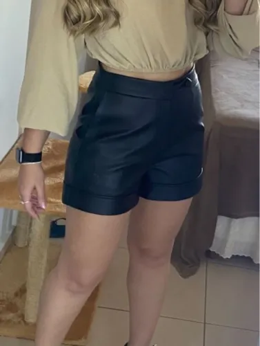 Short em couro PU fosco preto P/M