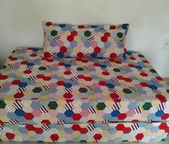 Sofá cama com almofada pra quarto de criança recém forrado, novo 130x87