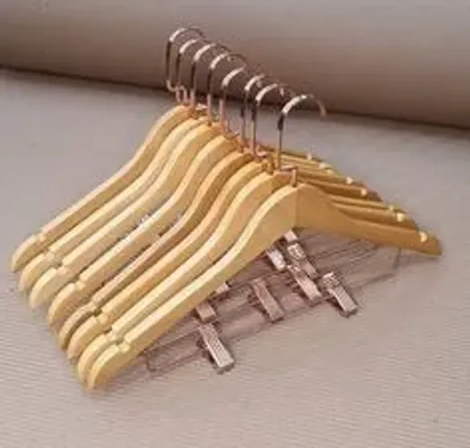 cabide com prendedor de madeira 15,00 cada a vista novo(loja)