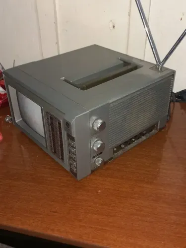 TV portátil (não é colorida) antiga em ótimo estado, funciona perfeitamente 