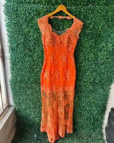 VESTIDO EM RENDA